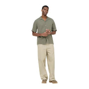 Chemise boutonnée à manches courtes vert olive de only & sons confectionné dans un tissu léger pour une tenue décontractée