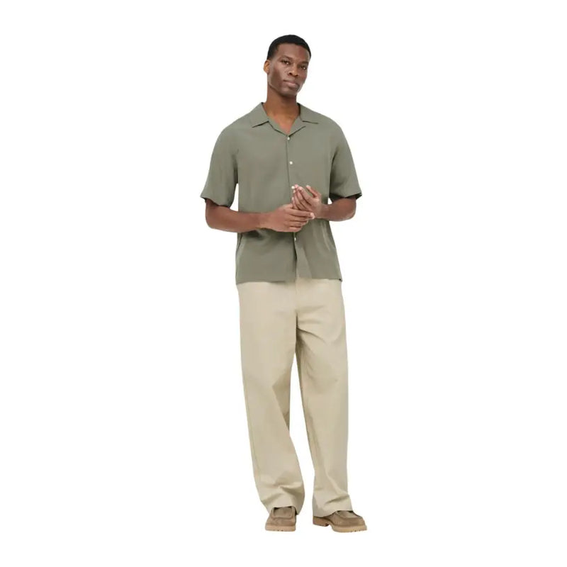 Chemise boutonnée à manches courtes vert olive de only & sons confectionné dans un tissu léger pour une tenue décontractée