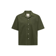 Only & Sons Chemise homme vert olive à manches courtes, col et boutons blancs, idéale pour une tenue décontractée.