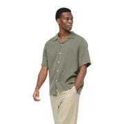 Only & sons Chemise homme vert olive à manches courtes et boutons, confectionnée dans un tissu respirant pour une tenue décontractée.