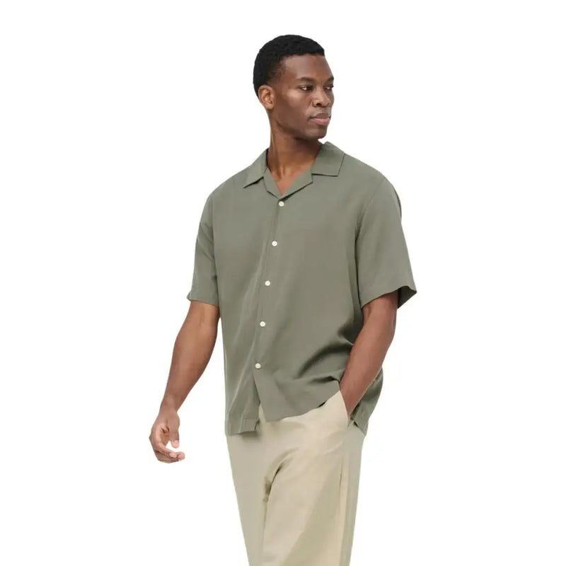 Only & sons Chemise homme vert olive à manches courtes et boutons, confectionnée dans un tissu respirant pour une tenue décontractée.