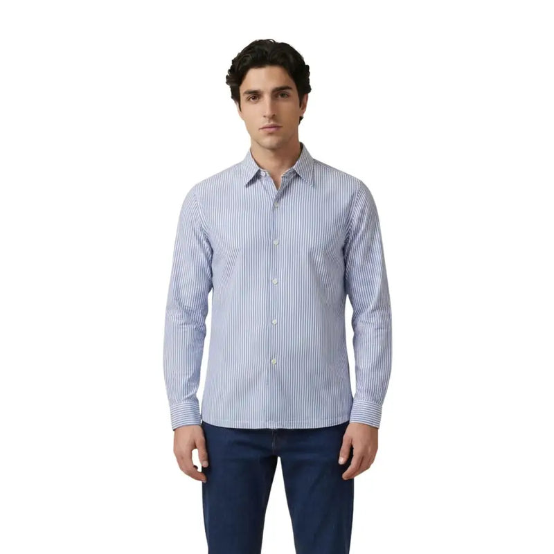 Only & Sons Chemise homme à rayures verticales bleu clair et blanches, col classique et manches longues boutonnées.