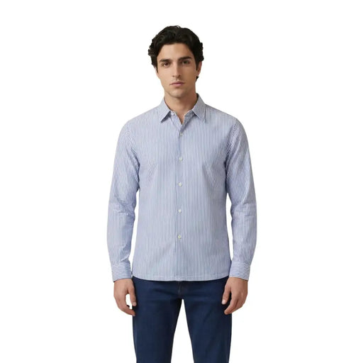 Only & Sons Chemise homme à rayures verticales bleu clair et blanches, col classique et manches longues boutonnées.