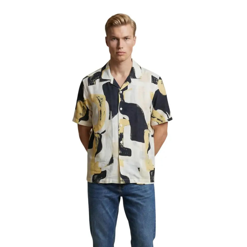 Un homme portant un Only & Sons Chemise pour homme à manches courtes en tissu crème avec un motif abstrait noir et jaune