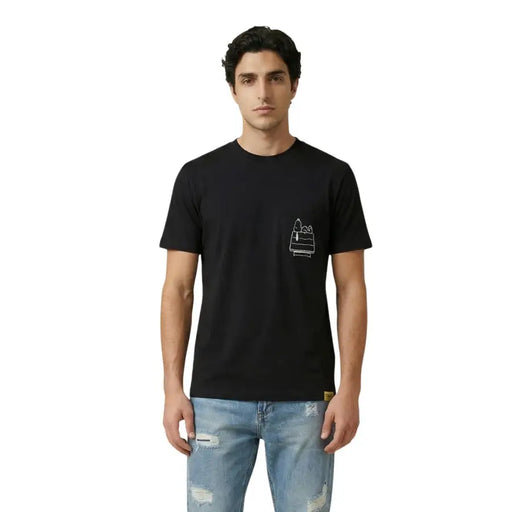 Only & Sons t-shirt noir à manches courtes pour homme t-shirt avec un dessin minimaliste au trait blanc sur le côté gauche de la poitrine