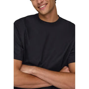 Only & Sons hommes t-shirt T-shirt noir à manches courtes et col rond, confectionné dans un tissu confortable pour une tenue décontractée.