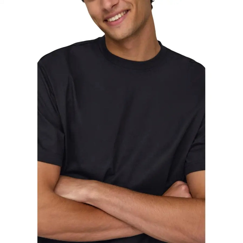Only & Sons hommes t-shirt T-shirt noir à manches courtes et col rond, confectionné dans un tissu confortable pour une tenue décontractée.