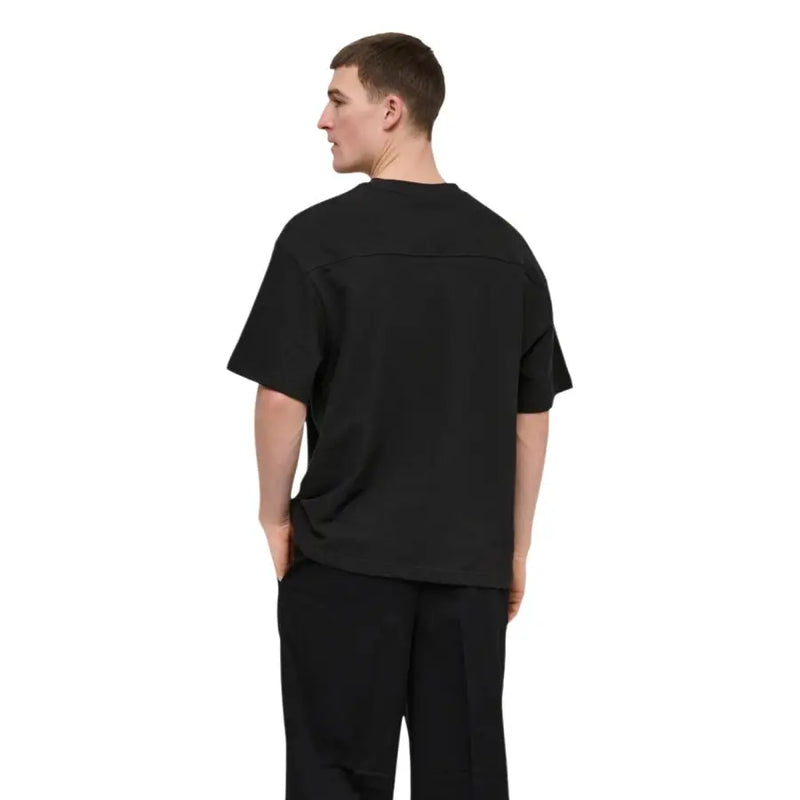 T-shirt noir oversize à manches courtes t-shirt avec une coupe décontractée et des détails de coutures subtils par Only & Sons hommes t-shirt
