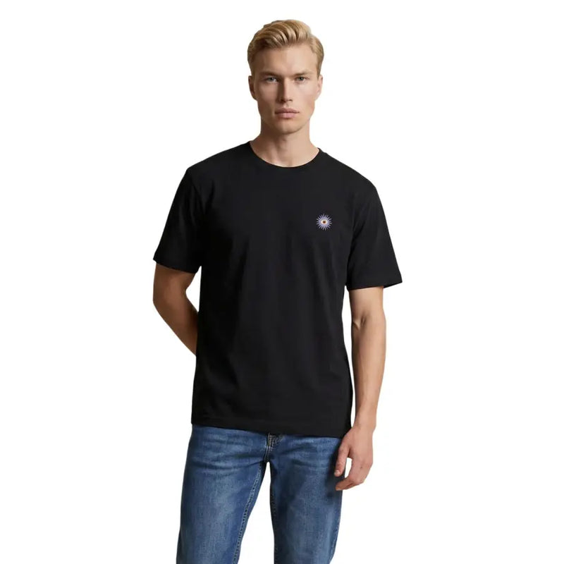 Only T-shirt homme noir en coton biologique à manches courtes et fils, orné d'un petit logo soleil brodé sur la poitrine gauche.