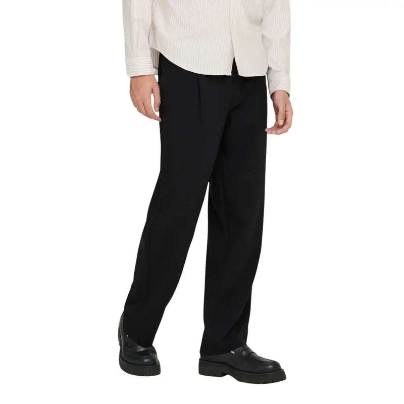Pantalon noir tailleur par only & sons avec une coupe droite et de subtils plis à la taille