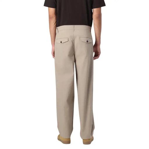 Dos d'un pantalon chino beige par Only & Sons avec deux poches arrière et des boutons foncés