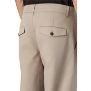 dos d'un pantalon chino beige de Only Modèles avec poches plaquées à l'arrière et un seul bouton noir sur la poche droite
