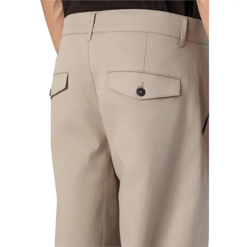 dos d'un pantalon chino beige de Only Modèles avec poches plaquées à l'arrière et un seul bouton noir sur la poche droite