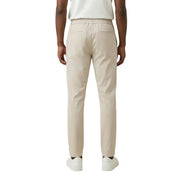 Pantalon chino en coton beige avec taille élastiquée et deux poches arrière, vu de dos par Only Pantalons pour hommes