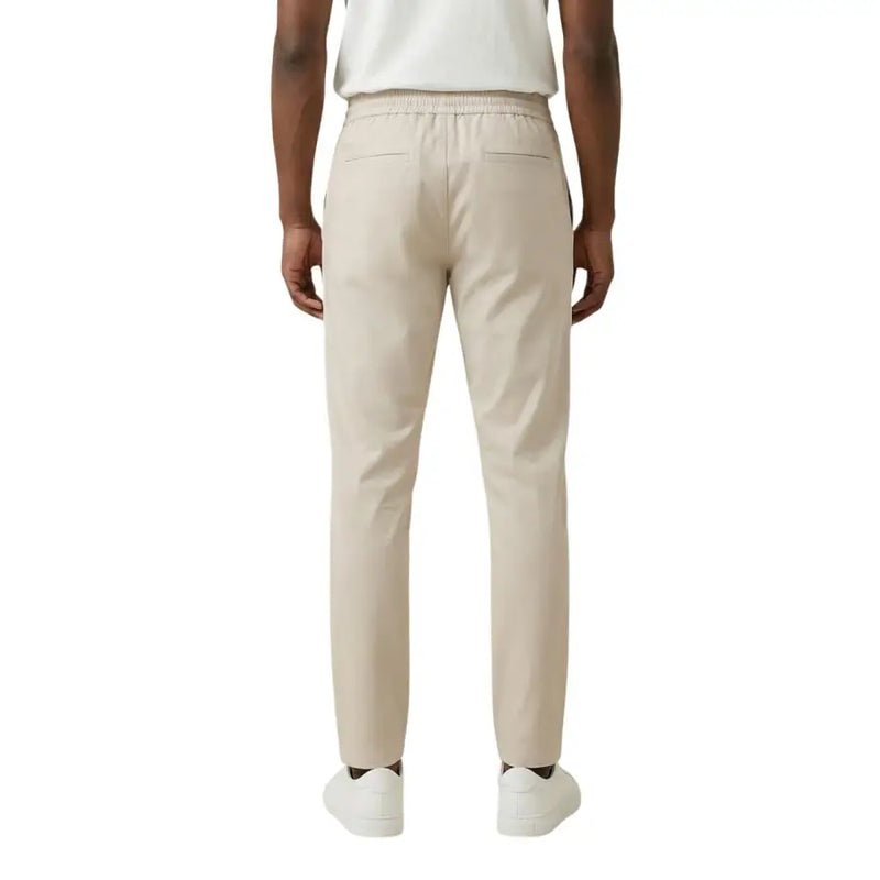 Pantalon chino en coton beige avec taille élastiquée et deux poches arrière, vu de dos par Only Pantalons pour hommes