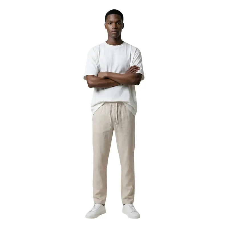 Un homme portant only & sons pantalon beige à cordon et un blanc t-shirt présentation de pantalons décontractés pour hommes