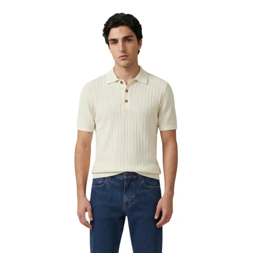 Only Polo homme blanc en coton à manches courtes, maille côtelée couleur crème avec boutons marron et manches courtes
