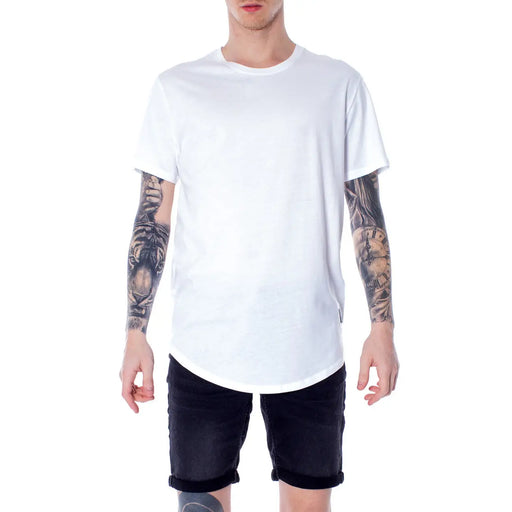 Only T-shirt blanc en coton pour homme, col rond et ourlet légèrement incurvé, style minimaliste.