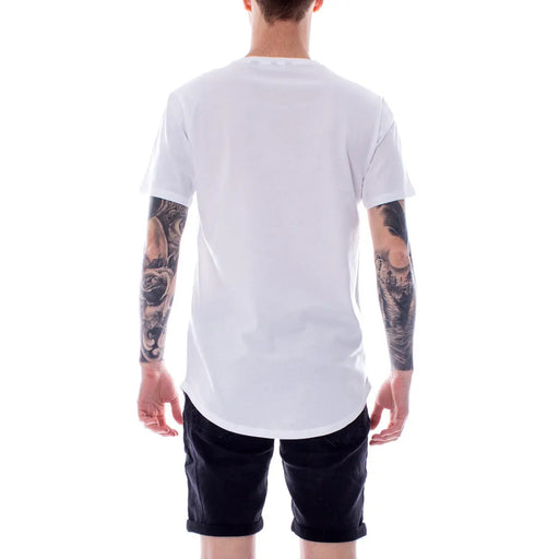 Only T-shirt blanc en coton pour homme, col rond, manches courtes, coupe décontractée et ourlet arrondi.
