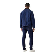 Only Blazer en denim bleu pour homme, veste en coton avec col marron et jean assorti.