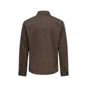 Only Surchemise marron pour homme, coupe classique, en élégant vert olive foncé avec col classique et poignets boutonnés.