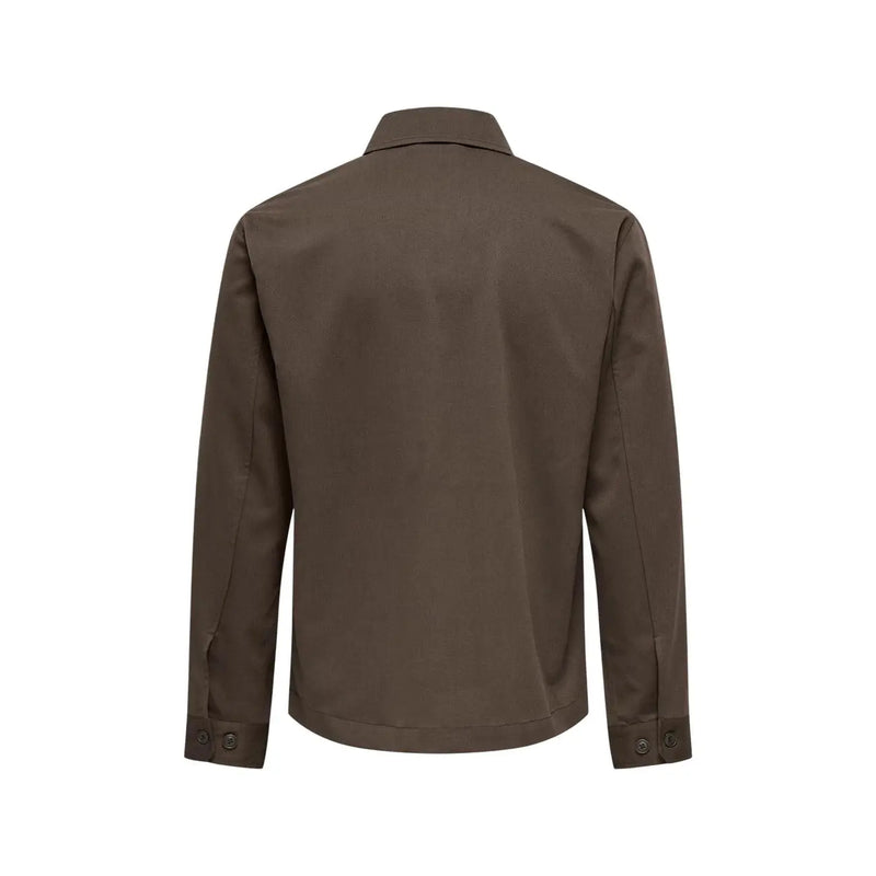 Only Surchemise marron pour homme, coupe classique, en élégant vert olive foncé avec col classique et poignets boutonnés.