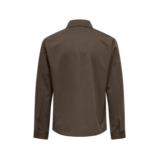 Only Surchemise marron pour homme, coupe classique, en élégant vert olive foncé avec col classique et poignets boutonnés.