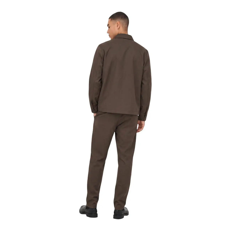 Only Costume deux pièces marron pour homme, composé d'une veste cintrée et d'un pantalon assorti, coupe classique.