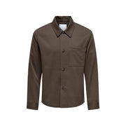 Only Surchemise marron pour homme, couleur vert olive, coupe classique, fermeture boutonnée, col classique et poche poitrine.