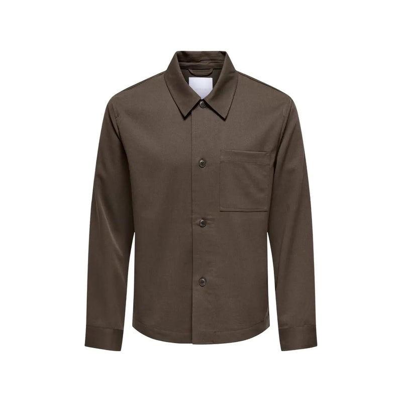 Only Surchemise marron pour homme, couleur vert olive, coupe classique, fermeture boutonnée, col classique et poche poitrine.