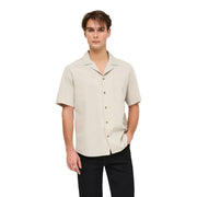 Only Chemise de villégiature bleue en coton pour homme, manches courtes, col et poche avant beige, de la marque and Sons (vue de face).