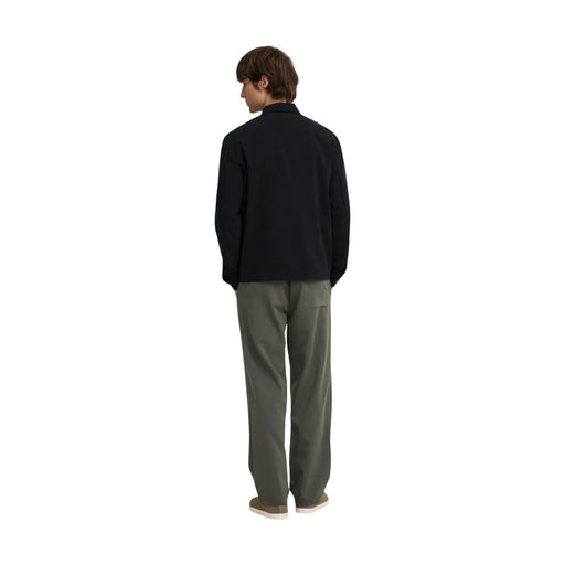Veste en laine noire à col classique et manches longues, associée à Only pantalon en polyester vert ample pour homme de la marque and Sons