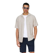 Chemise de villégiature beige à manches courtes pour homme en lin mélangé par Only Et fils avec col boutonné sur le devant et texture subtile