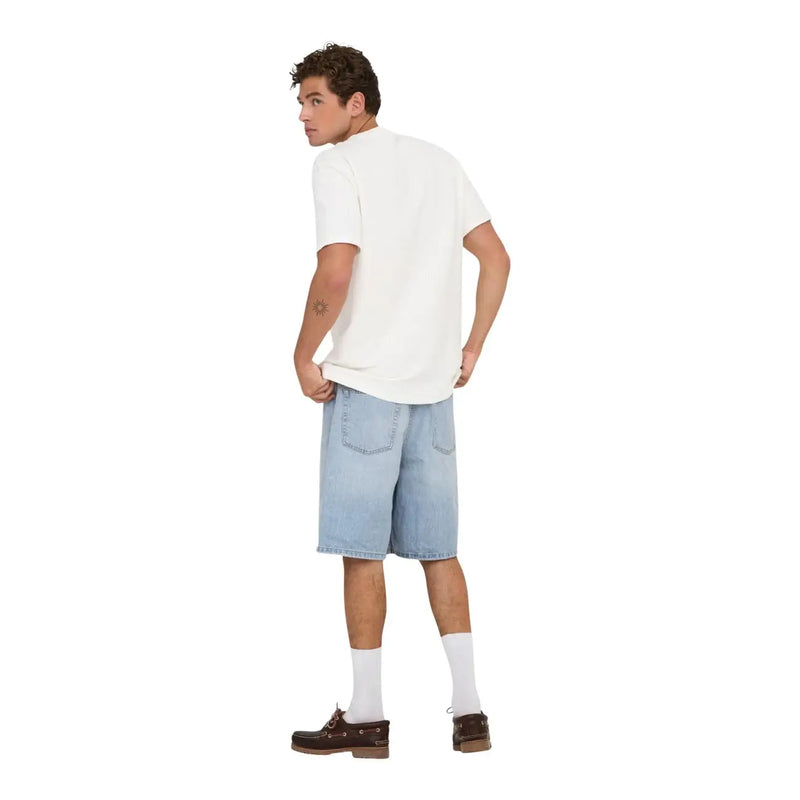 Only Short Sons Fade pour homme en denim bleu clair avec ourlet roulé, porté par un mannequin