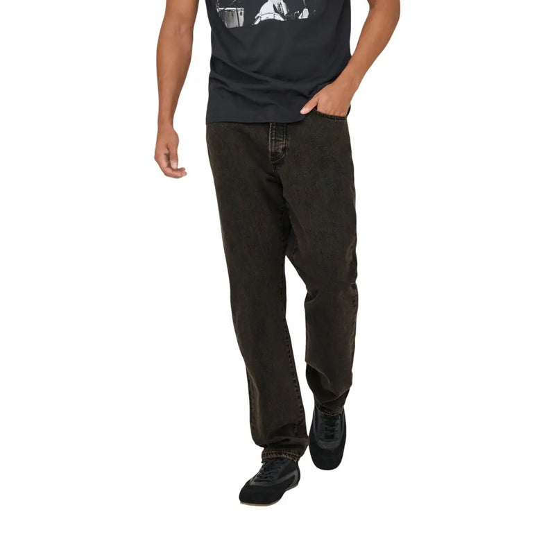 Only Jean droit pour femme en denim foncé avec surpiqûres classiques et coupe décontractée, vue de face