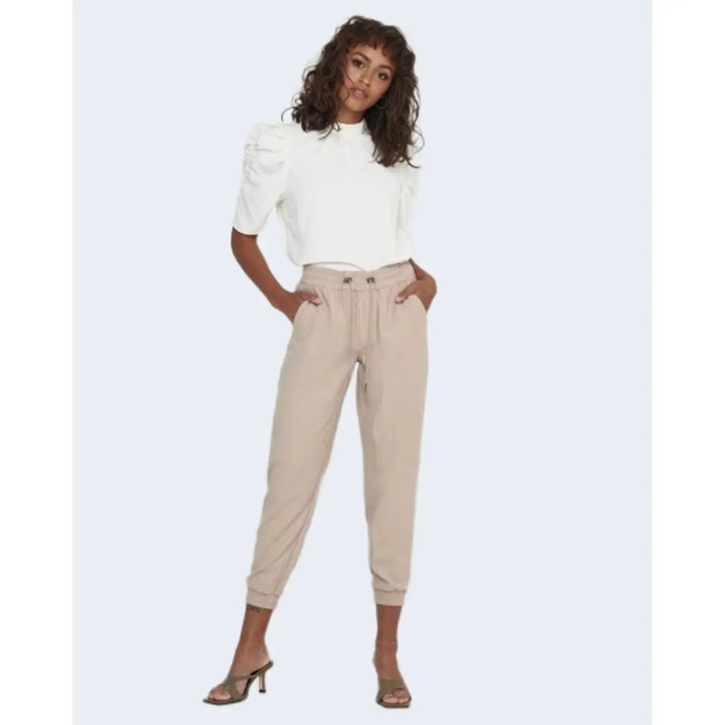 Only Pantalon beige en viscose pour femme, lacé, avec bas de jambes élastiques à cordon de serrage, style jogging, et poches latérales, idéal pour le printemps et l'été.