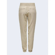 Only Pantalon de jogging beige en viscose pour femme, avec taille élastiquée et chevilles resserrées, idéal pour le printemps et l'été.