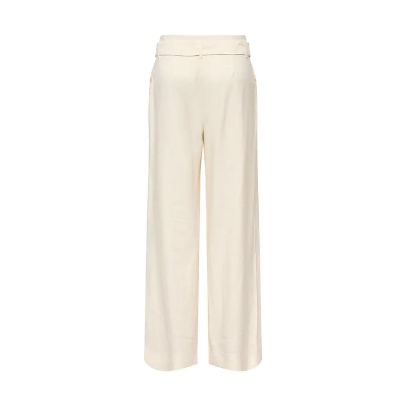 Only Pantalon beige à jambes larges pour femme, en viscose couleur crème, coupe ajustée et plis verticaux discrets, avec ceinture intégrée.