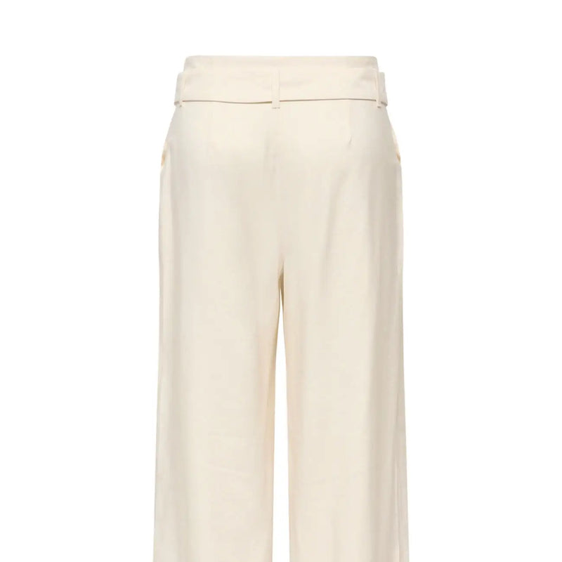 Only Pantalon beige à jambes larges pour femme, en viscose, avec ceinture, coupe ajustée et plis discrets à la taille.