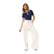 Un polo bleu marine à manches courtes, col blanc et logo brodé pour un look décontracté classique.