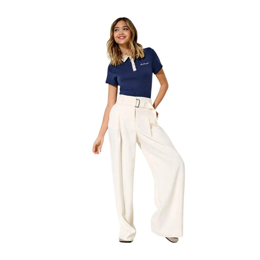 Un polo bleu marine à manches courtes, col blanc et logo brodé pour un look décontracté classique.