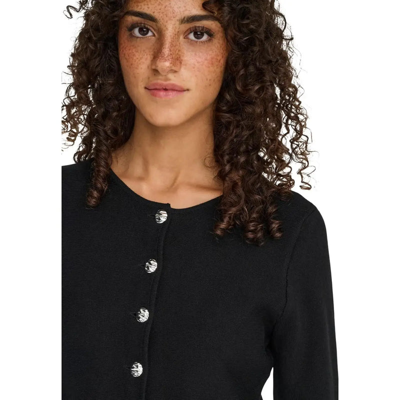 Only Gilet noir en maille côtelée pour femme, orné de boutons ronds argentés, confectionné en viscose et nylon.