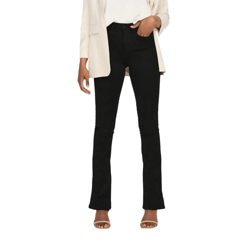 Jean évasé taille haute en mélange de coton noir pour femme, avec poches et une coupe moderne et élégante.