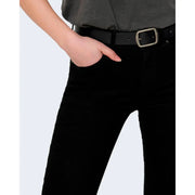 Ceinture en cuir noir avec boucle rectangulaire argentée assortie à only Jean noir en coton pour femme avec bouton zip simple