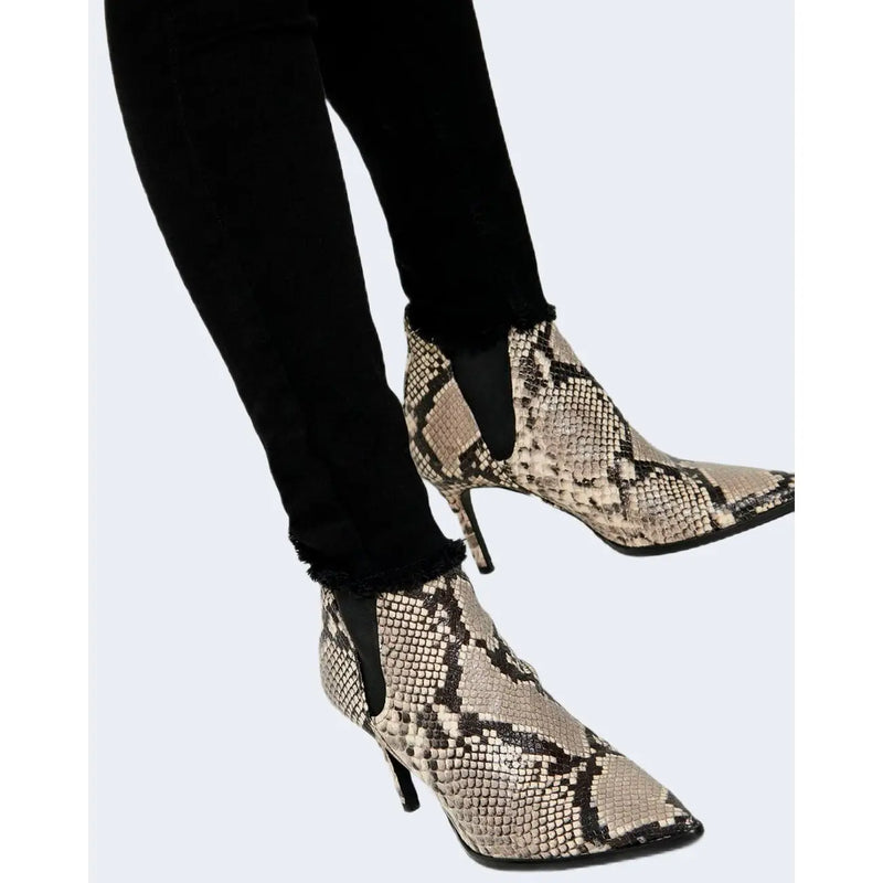 Bottines à imprimé serpent, bout pointu élégant et talon haut fin, associées à only jeans noirs en coton pour femmes