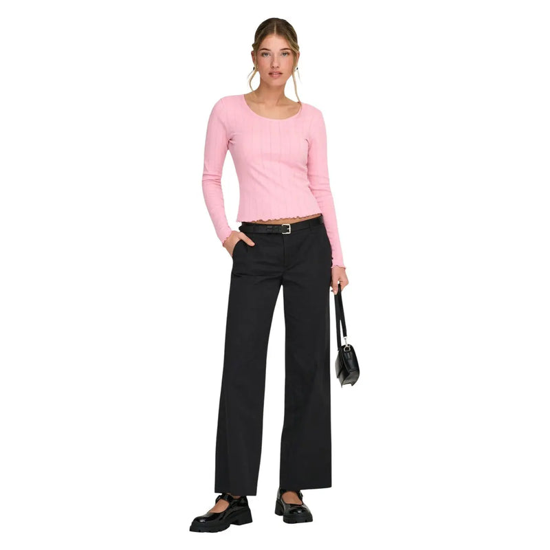Un crop top rose pâle à manches longues top avec une encolure arrondie et un ourlet à volants, associé à only Pantalon noir en coton pour femme, poches zippées et crochetées, taille 30