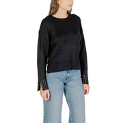 Pull noir en maille avec poignets côtelés ornés de clous argentés, confectionné dans un mélange d'acrylique. Only collection de tricots pour femmes