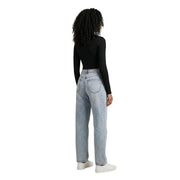 Jean en denim clair délavé, taille haute et coupe droite, porté avec only pull en maille noire à col rond pour femme en viscose