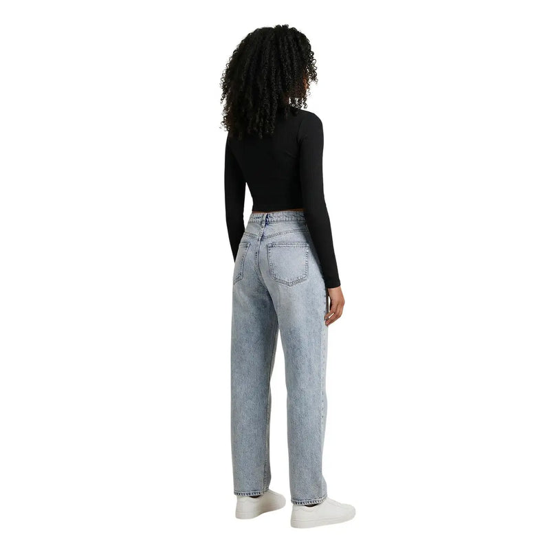 Jean en denim clair délavé, taille haute et coupe droite, porté avec only pull en maille noire à col rond pour femme en viscose