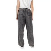 Vue arrière de Only jean en denim gris à jambes larges avec texture délavée et usée